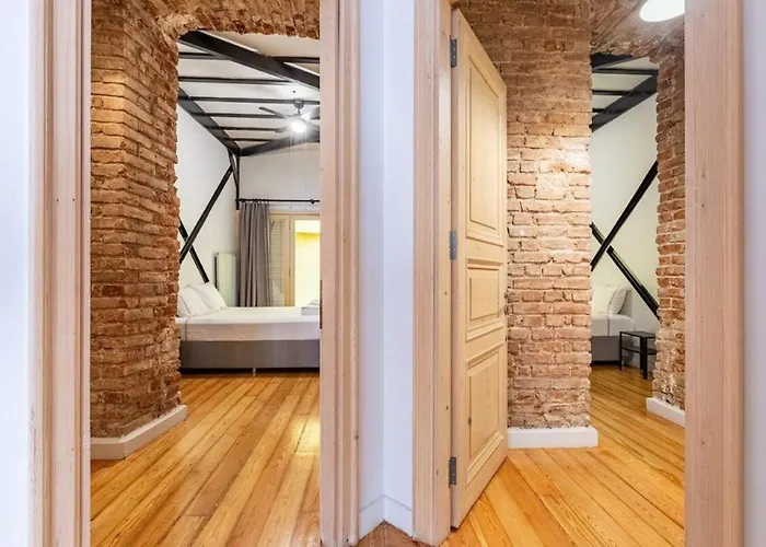Warm Rustic Charming 2bd Galata Wpatio Gem! #320 アパート
