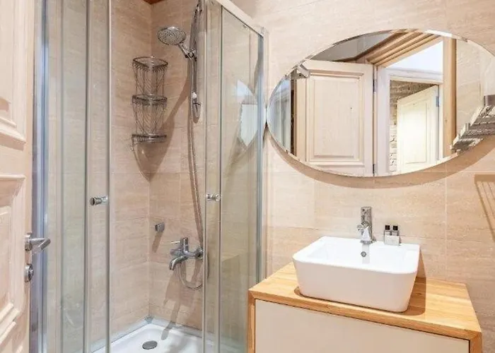 Warm Rustic Charming 2bd Galata Wpatio Gem! #320 イスタンブール