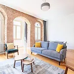 Warm Rustic Charming 2bd Galata Wpatio Gem! #320 Апартаменты *