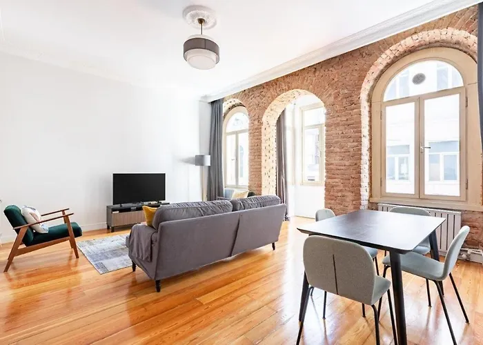 Warm Rustic Charming 2bd Galata Wpatio Gem! #320 *