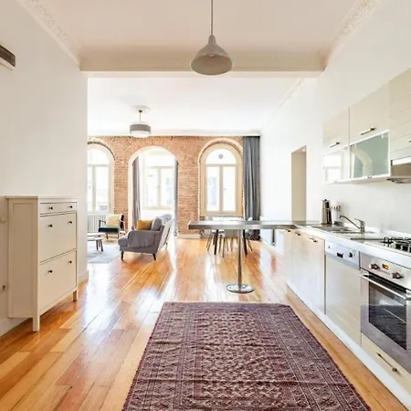 Warm Rustic Charming 2bd Galata Wpatio Gem! #320 דירה *