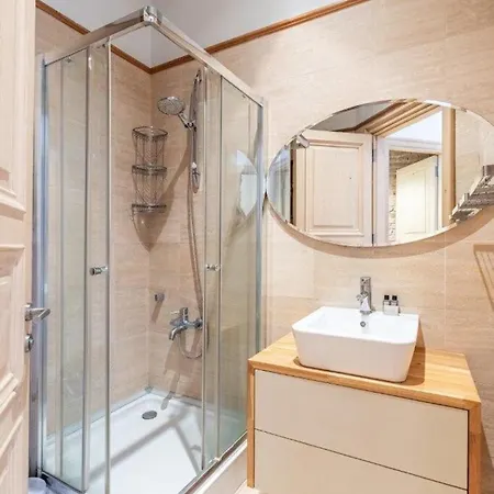 Warm Rustic Charming 2bd Galata Wpatio Gem! #320 איסטמבול