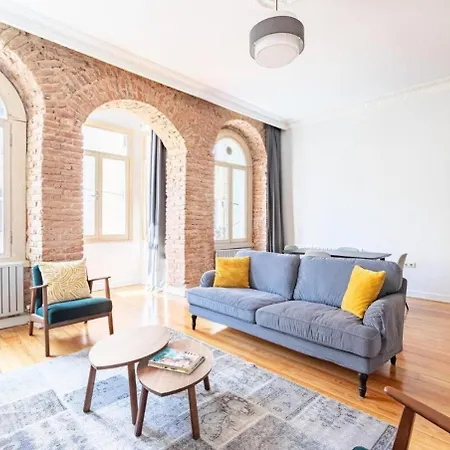 Warm Rustic Charming 2bd Galata Wpatio Gem! #320 דירה *