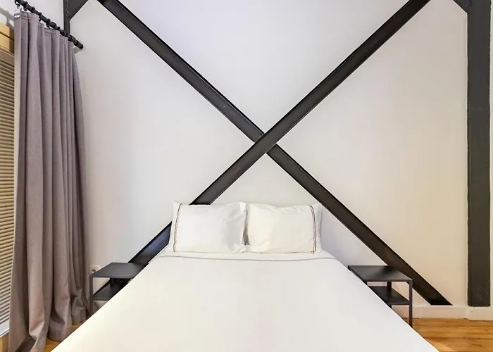 Warm Rustic Charming 2bd Galata Wpatio Gem! #320 איסטמבול