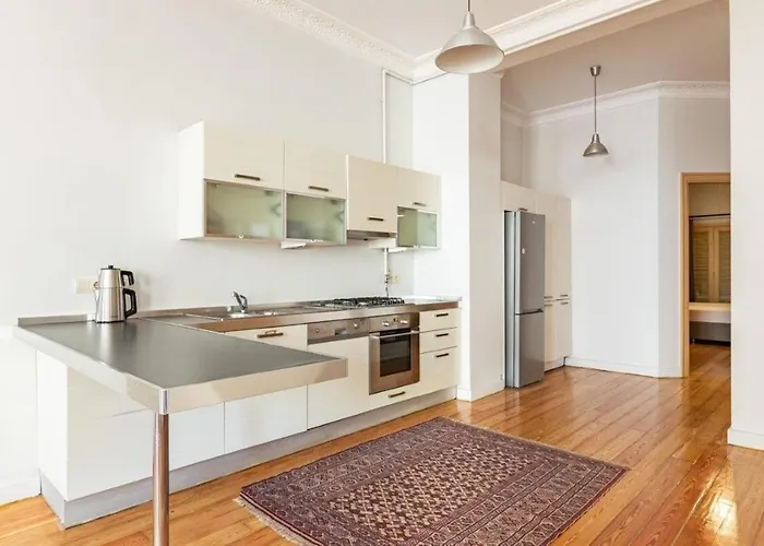 Warm Rustic Charming 2bd Galata Wpatio Gem! #320 דירה איסטמבול